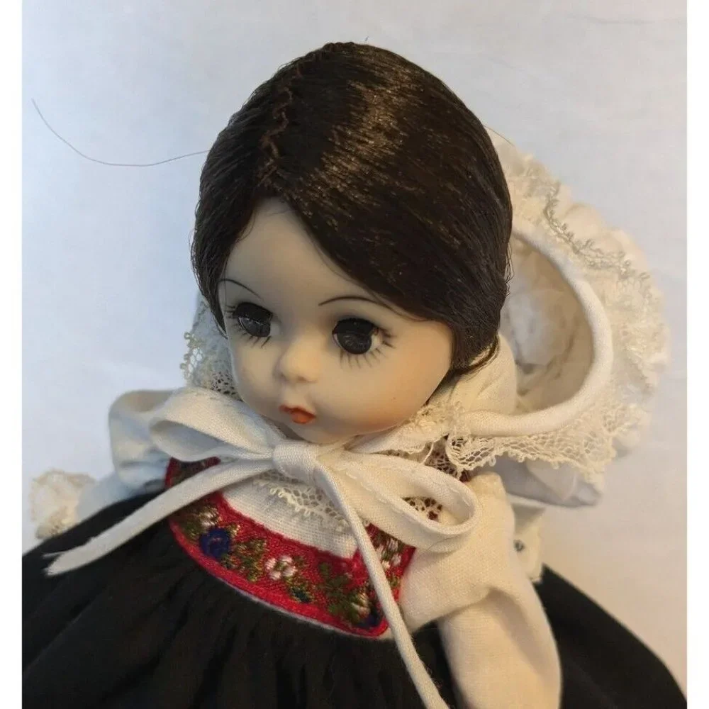 Madame Alexander Norway Vtg Doll & Stand 1977 International Brunette Pretty Girl